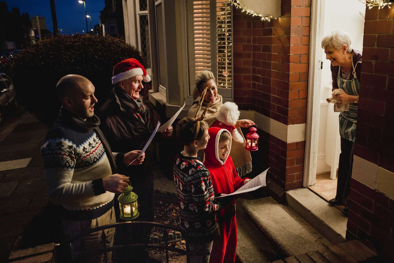 5 Ways to Spread Holiday Cheer in Your Neighborhood - The Management Trust
